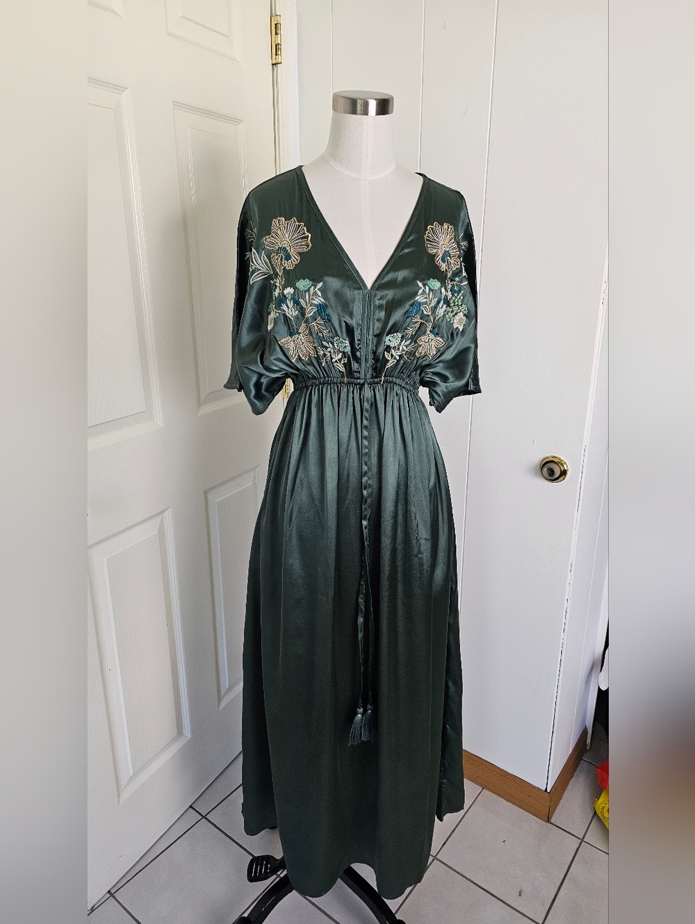 NWT World Market Mira Laurel Green Satin Floral Embroidered Kaftan Dress Size XS - Picture 2 of 11